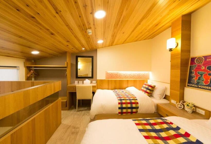 اتاق استاندارد سه نفره, W Hostel