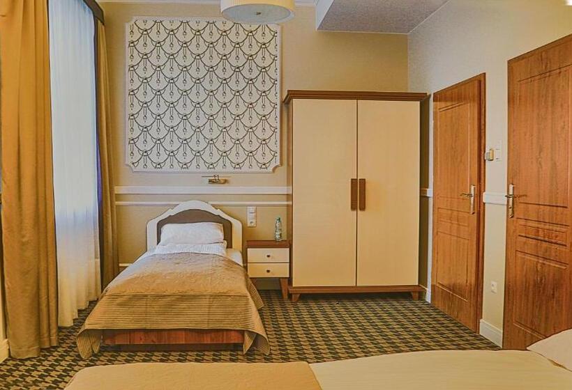 Номер Deluxe, Kamienica