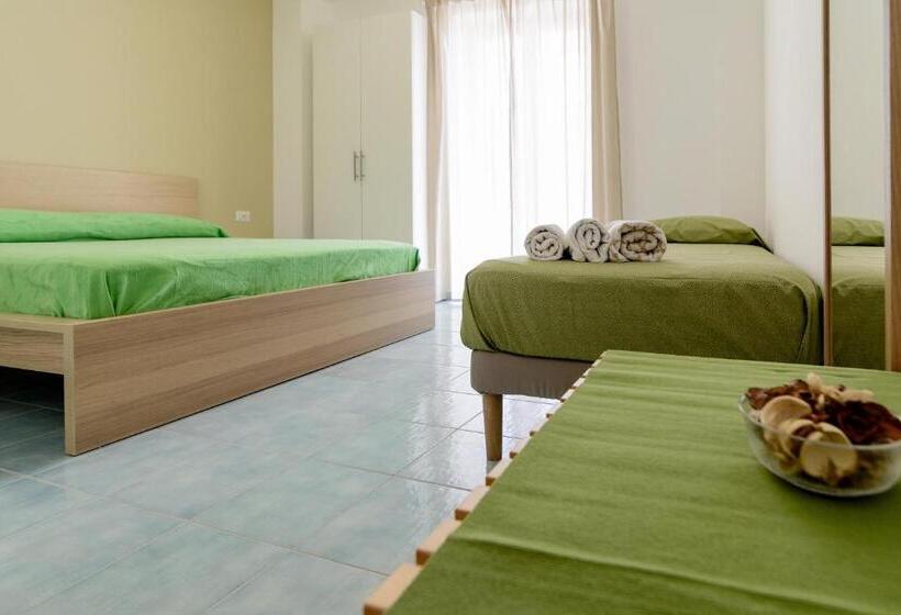 غرفة عائلية ذات إطلالة جانبية على البحر, Greco B&b