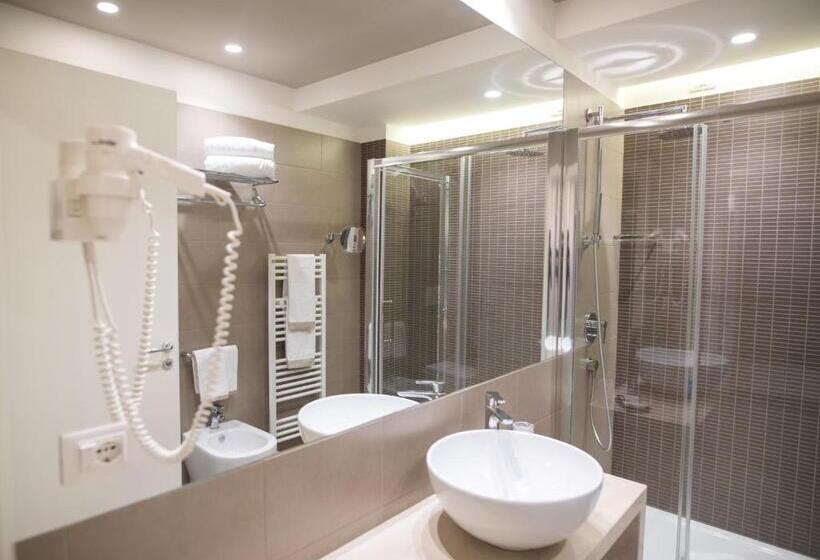 غرفة عائلية, Airone City