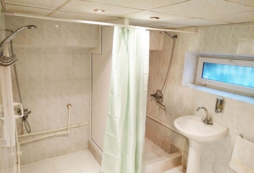 اتاق ساده سه‌ نفره, Hostel Sakharov & Tours