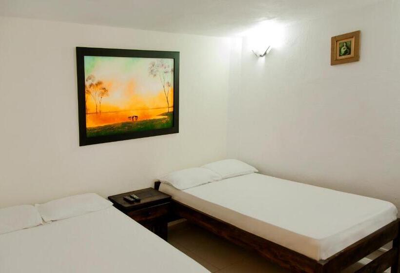 חדר לארבעה סטנדרטי עם נוף לגינה, Finca Hotel La Ponderosa