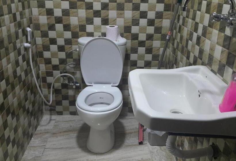 اتاق استاندارد سه نفره, Alhouriat