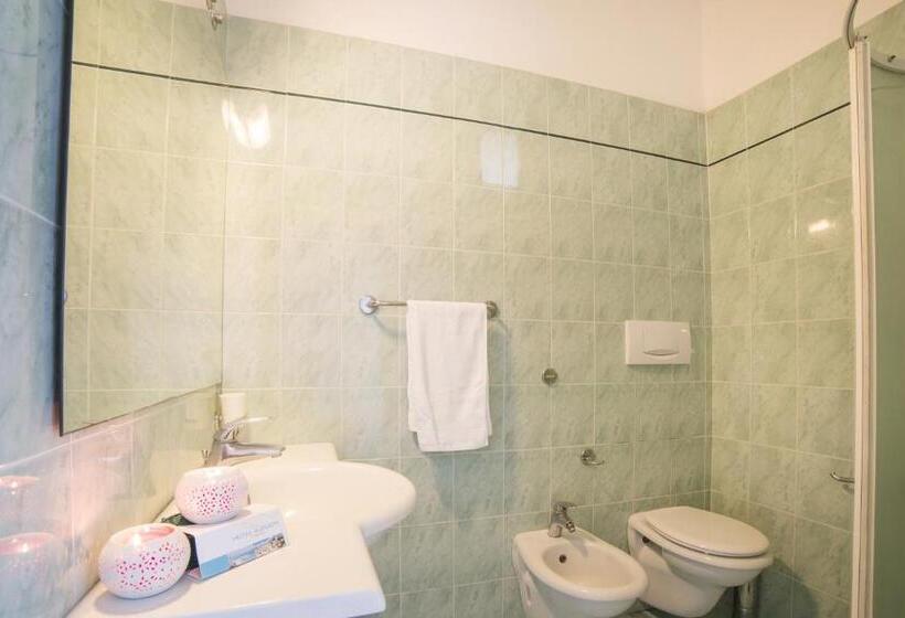 غرفة قياسية مزوَّدة بشُرفة, Augusta