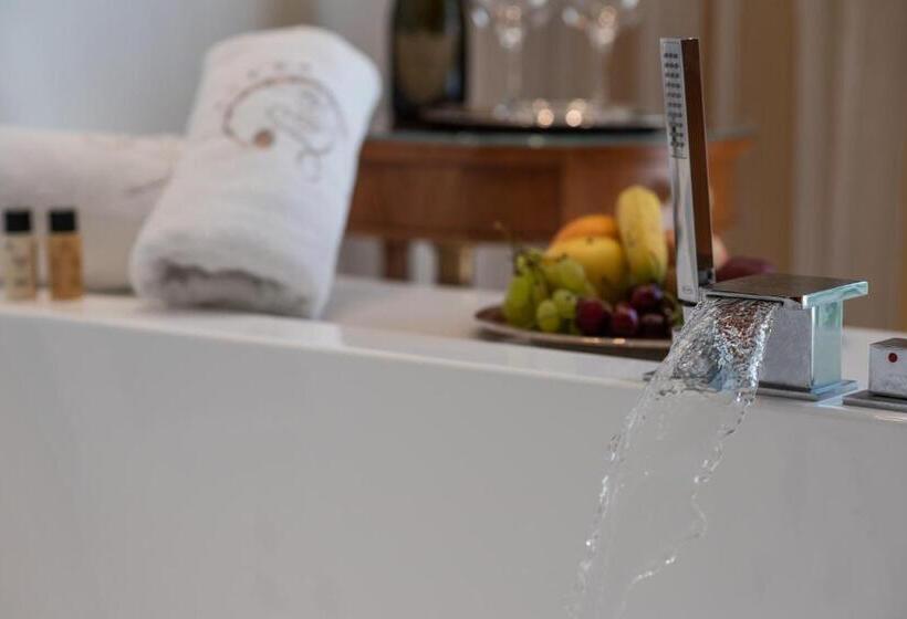Полулюкс с Балконом, Ludwig Boutique Hotel & Spa