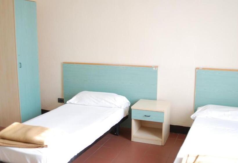 اتاق چهار تخته با دستشویی مشترک, Il Chiostro Hostel And