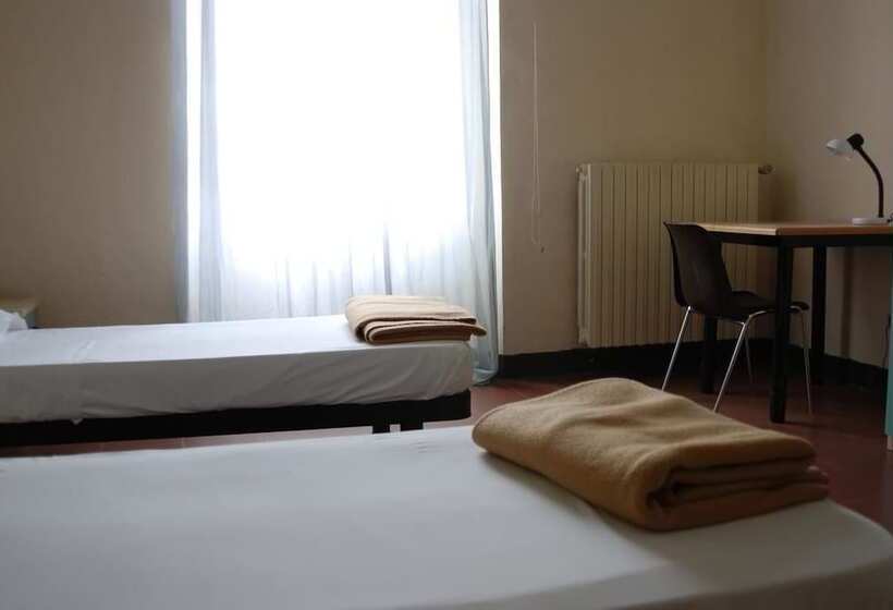 اتاق استاندارد سه تخته با سرویس بهداشتی مشترک, Il Chiostro Hostel And