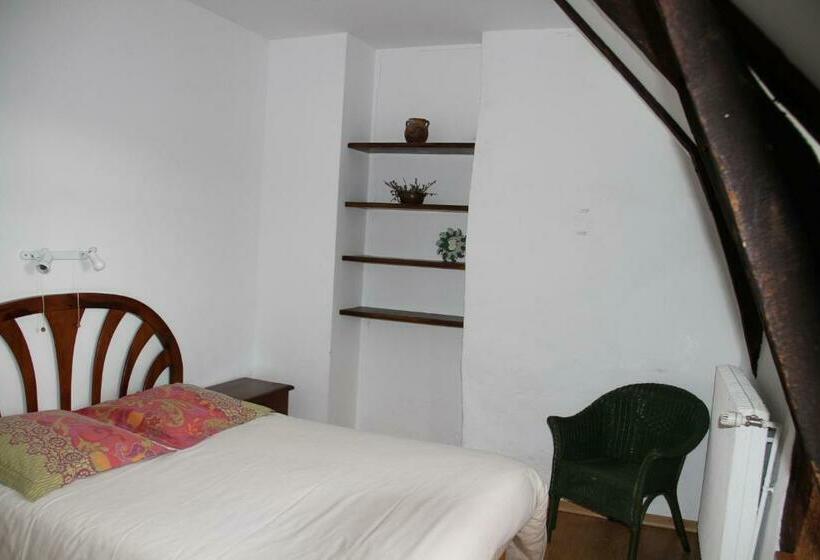Номер Стандарт, Hôtel Auberge Du Combaïre