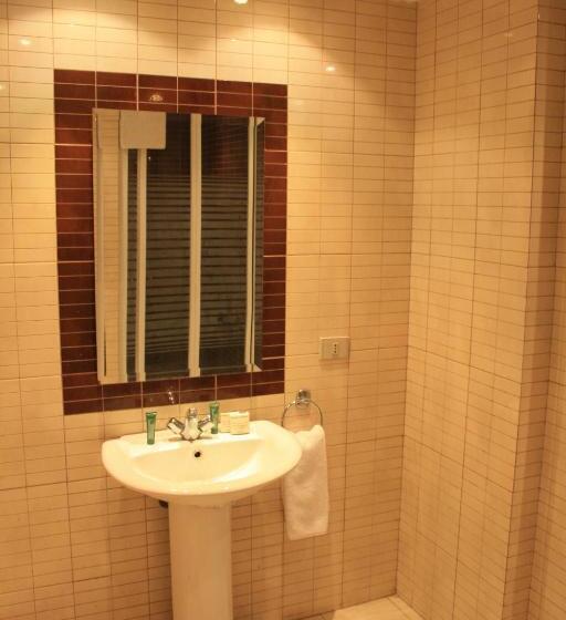 اتاق استاندارد با تخت بزرگ, Green Plaza Inn    Business &families Only