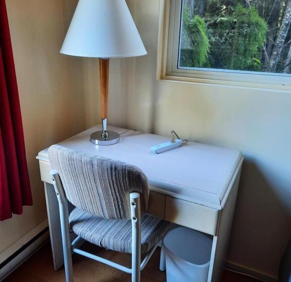 Standard room with outdoor bath, C&n Backpackers   Ucluelet