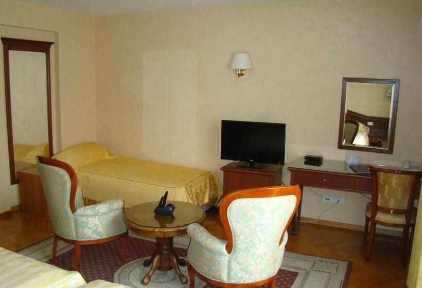 اتاق استاندارد سه نفره, Vila Ariston