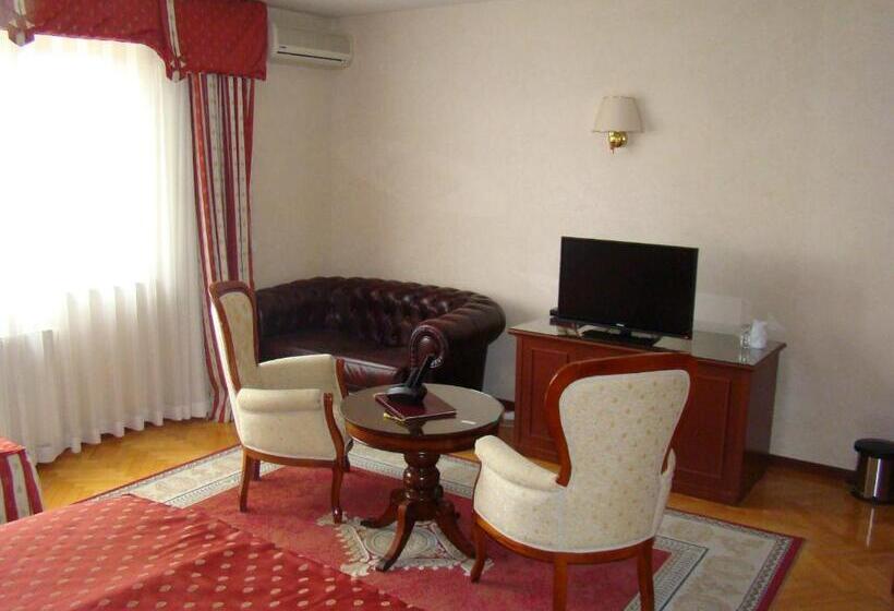 اتاق استاندارد سه نفره, Vila Ariston