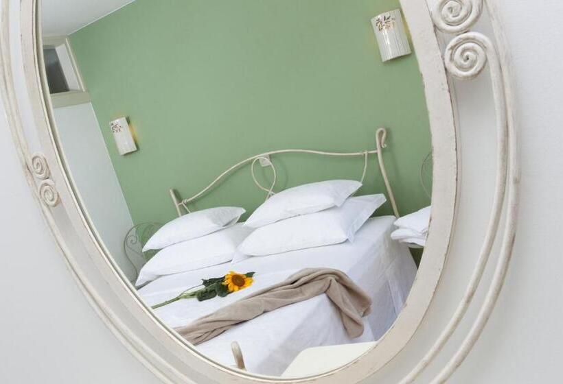 اتاق استاندارد با بالکن و چشم‌انداز دریا, Villa Stefanija Small Boutique Hotel&restaurant