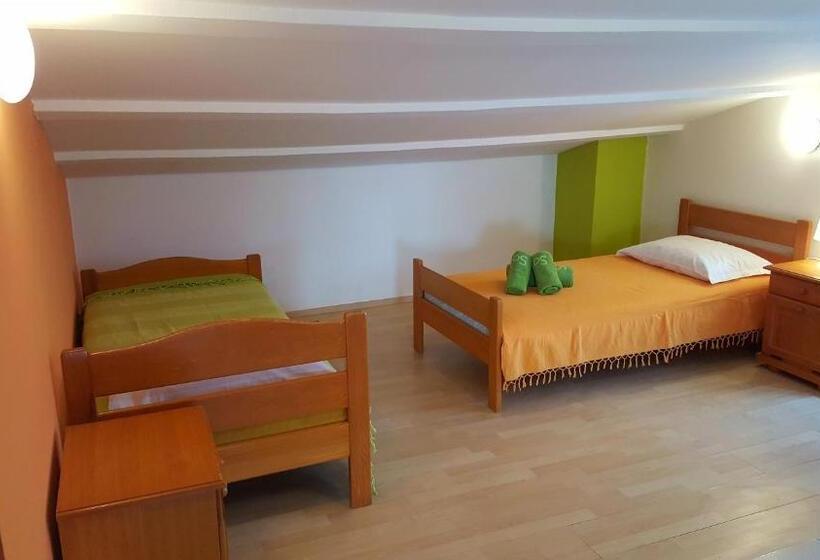 스탠다드 트리플 룸 테라스, Bed & Breakfast Banjole