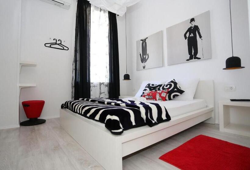 اتاق راحتی, The Hostel