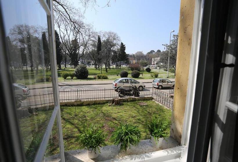 اتاق استاندارد با چشم‌انداز باغ, The Hostel