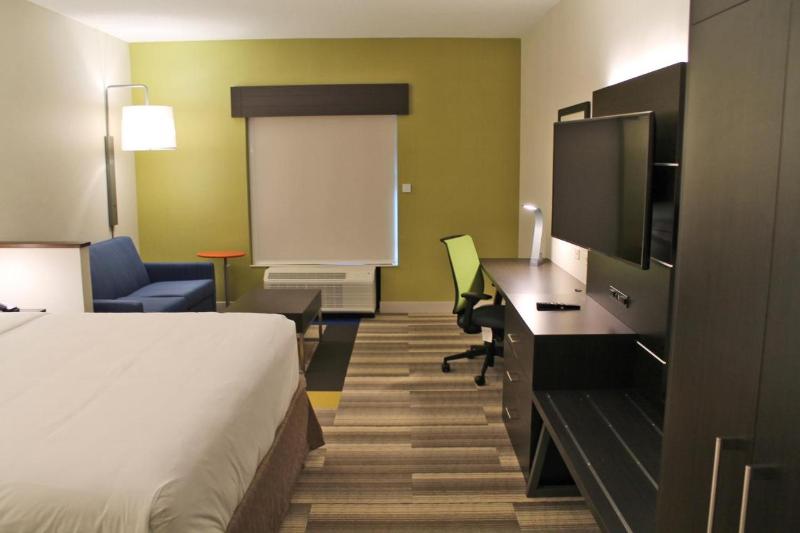 适合残疾人士使用的带超级大床的标准间, Holiday Inn Express & Suites   St. Louis South   I 55, An Ihg