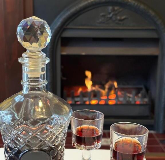 스탠다드 스튜디오, Wine And Roses Bed And Breakfast
