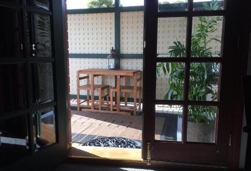 스위트 킹사이즈 침대, Wine And Roses Bed And Breakfast