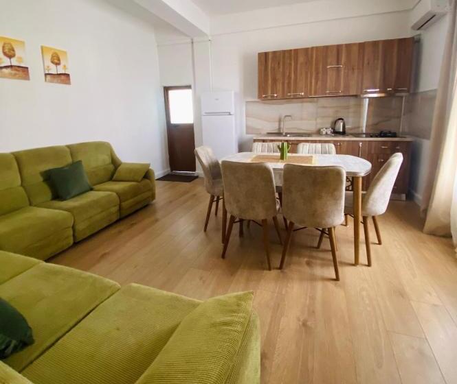 اتاق خانوادگی با چشم‌انداز کوه, Hc Hotel & Suites