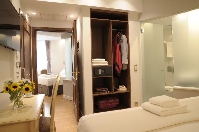 패밀리 룸, Acropolian Spirit Boutique
