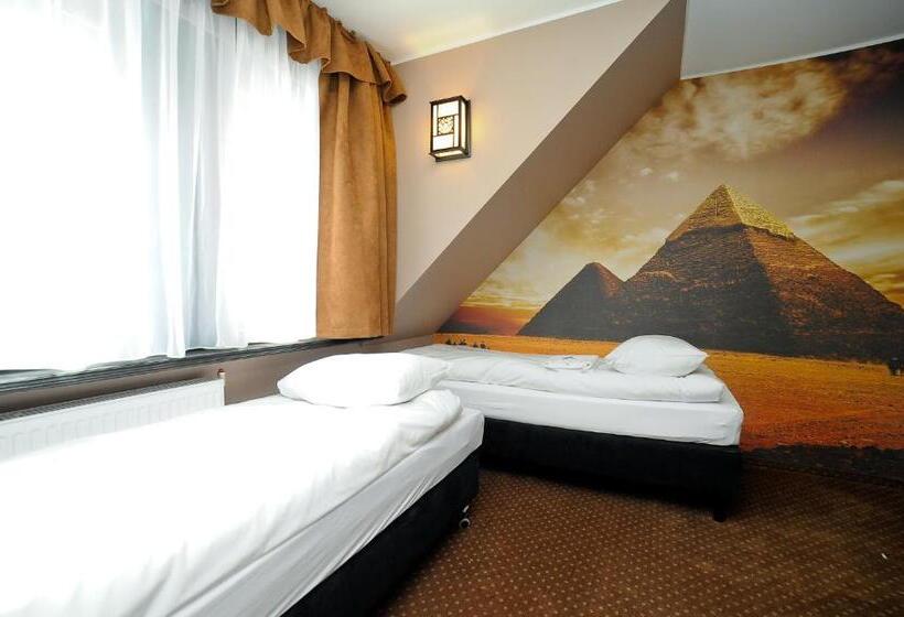 اتاق استاندارد چهار تخته, World Hostel   Old Town