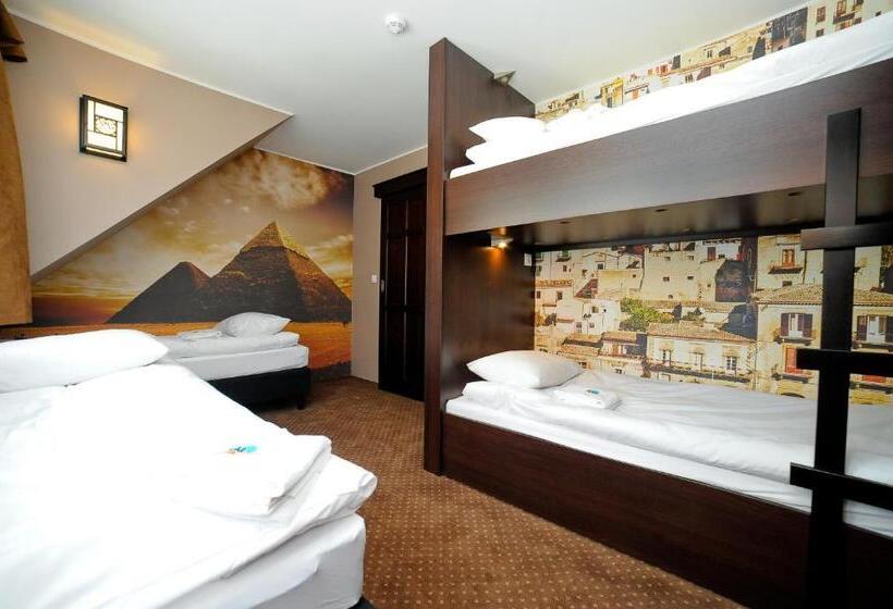 اتاق استاندارد چهار تخته, World Hostel   Old Town