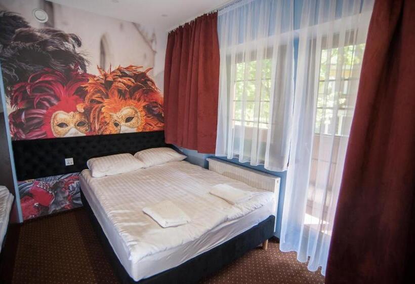 اتاق خانوادگی, World Hostel   Old Town