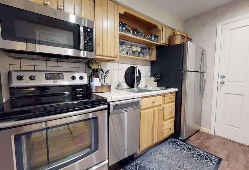 스탠다드 스튜디오, Christiania Condominiums  Coraltree Residence Collection