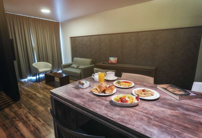 سوییت سوپریور, Urban Suites Apart