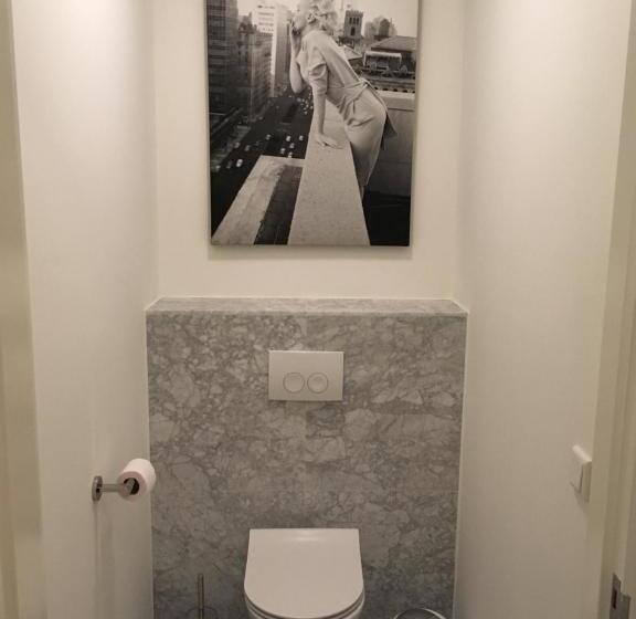 Quarto Deluxe, The Old Lady