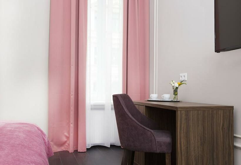 Standard Room, Grand Hotel Tchaikovsky