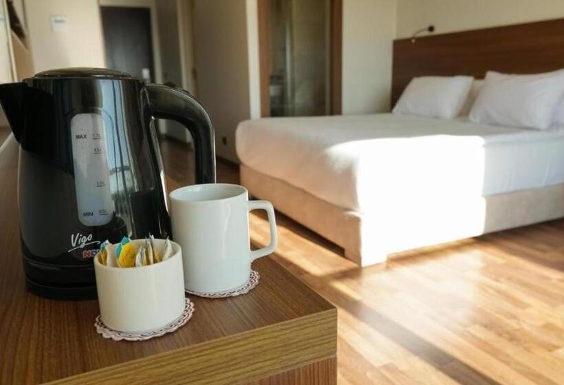 اتاق لوکس با تخت بزرگ, Rivoli Suites