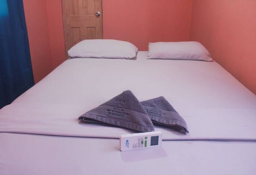غرفة ديلوكس, Twin Fin Hostels
