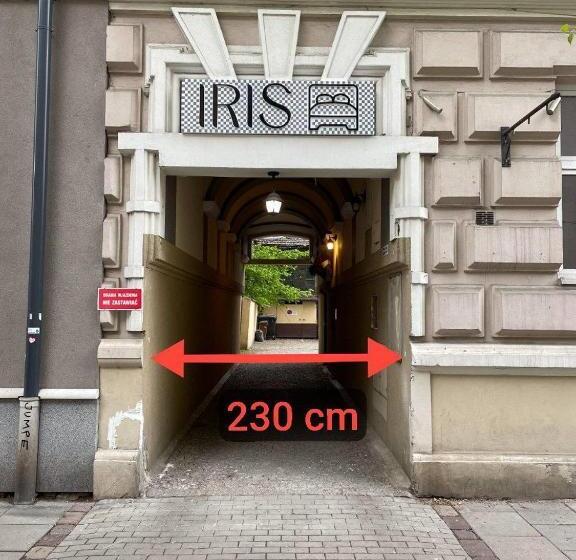 Полулюкс, Iris Apart