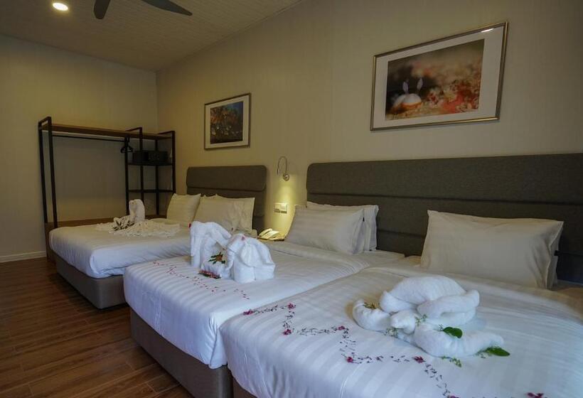 اتاق لوکس سه تخته, Aman Tioman Beach Resort