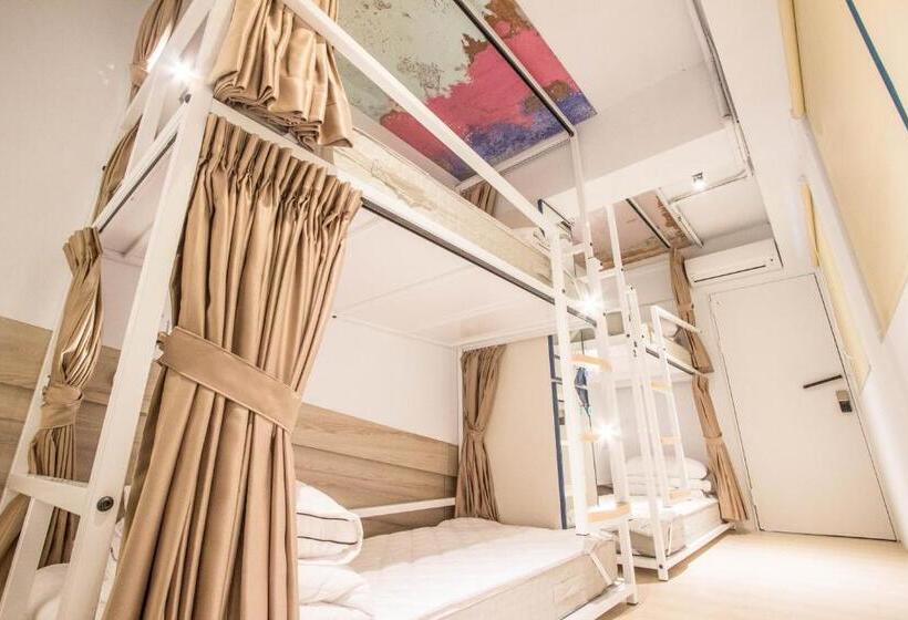 اتاق چهار تخته با دستشویی مشترک, Light Inn