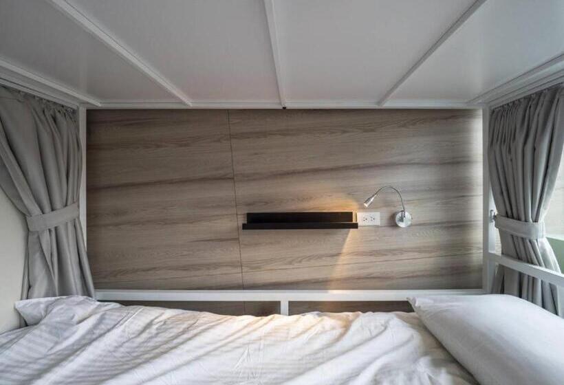 اتاق استاندارد با سرویس بهداشتی مشترک, Light Inn