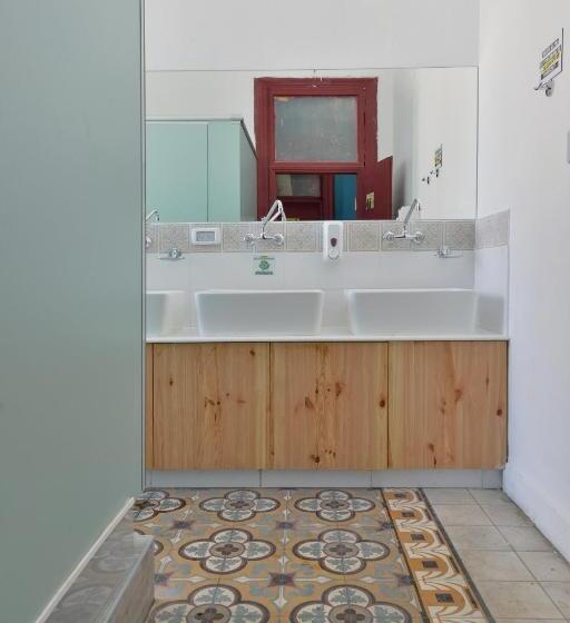 סטודיו משפחתי, Roger S Hostel Tel Aviv