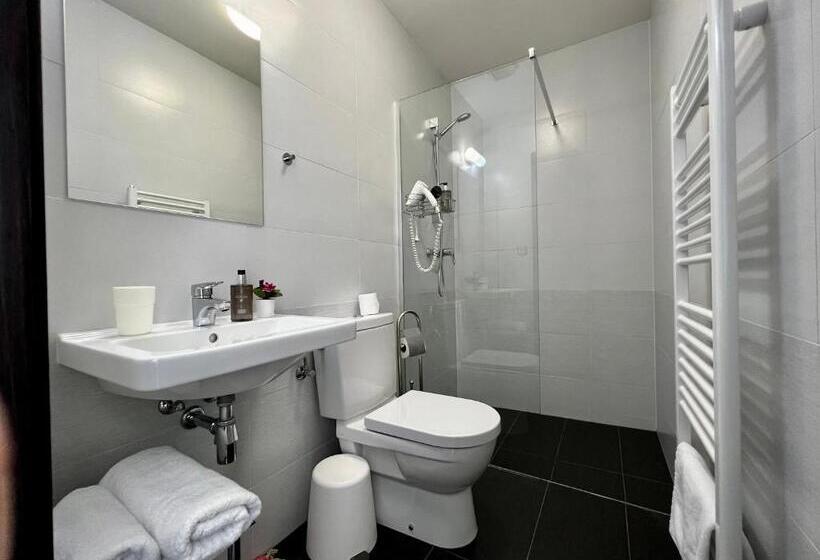 Quarto Triplo Estandar com Sacada, Grand Petit Hotel Ex Shato Gesson