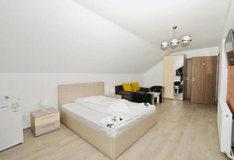 Quarto Triplo Estandar, Casa Golopența