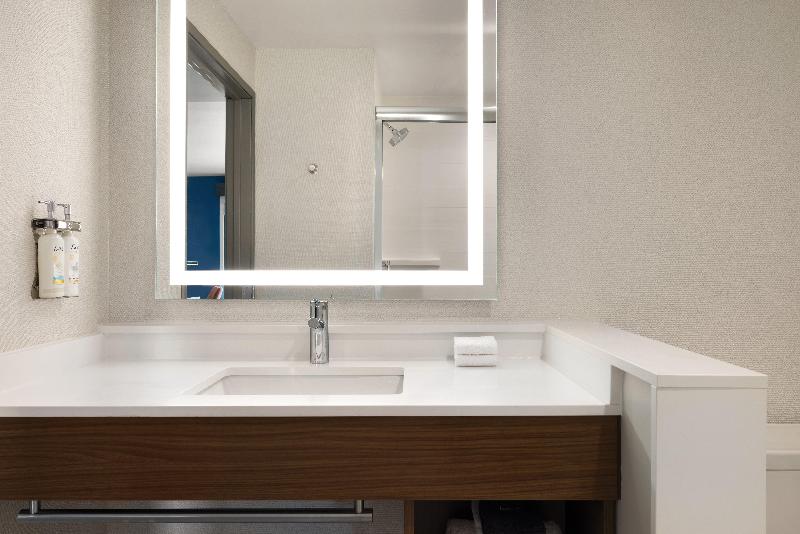 اتاق لوکس با چشم‌انداز دریاچه, Mövenpick Hotel Du Lac Tunis