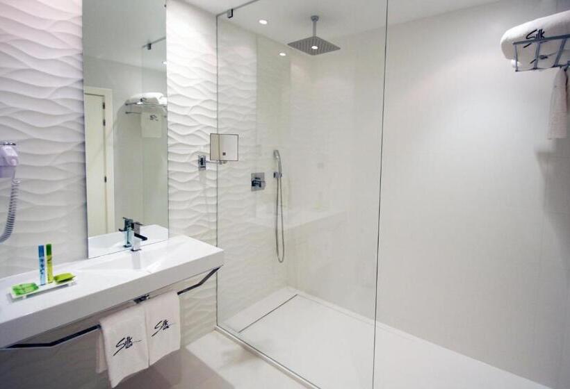 اتاق استاندارد, Silk Motel