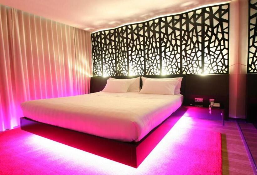 اتاق استاندارد, Silk Motel