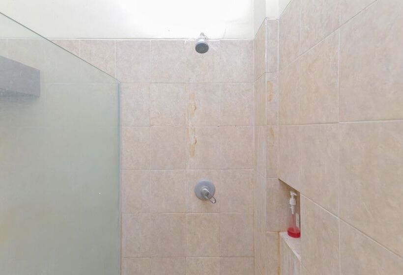 Номер Стандарт, Reddoorz Near Gubeng Station