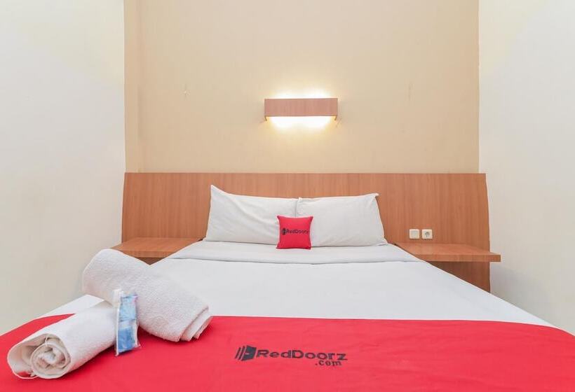 Номер Стандарт, Reddoorz Near Gubeng Station