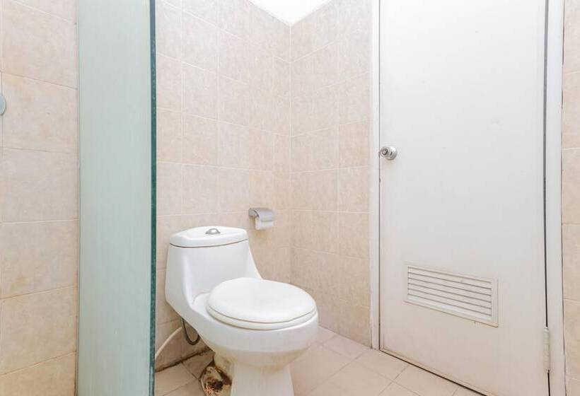 Номер Стандарт, Reddoorz Near Gubeng Station