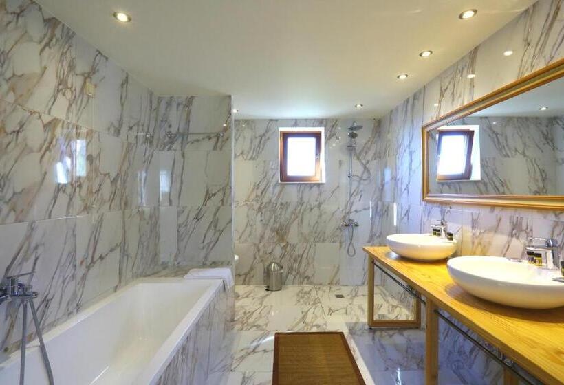 Suite with lake view, Arktos