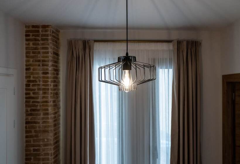 Люкс Сеньор, Veneziano Boutique