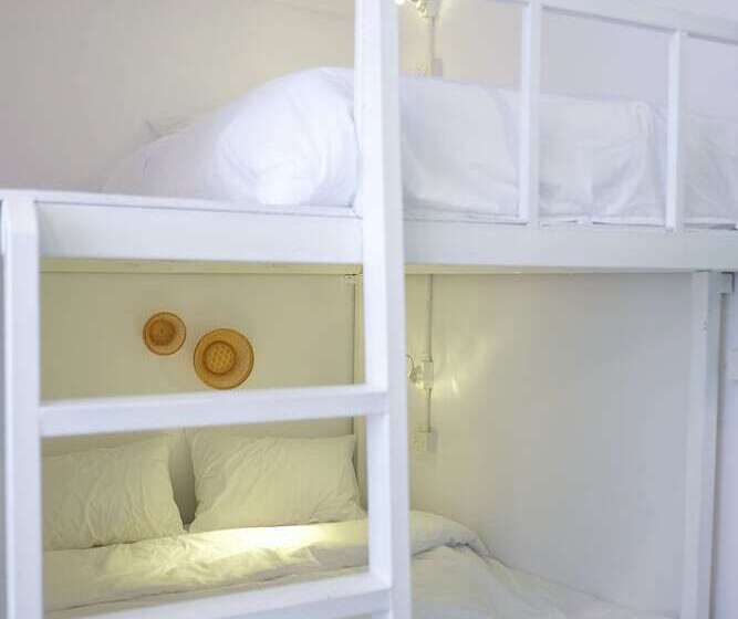 Delüks Üç Kişilik Oda, Baan Baan Hostel